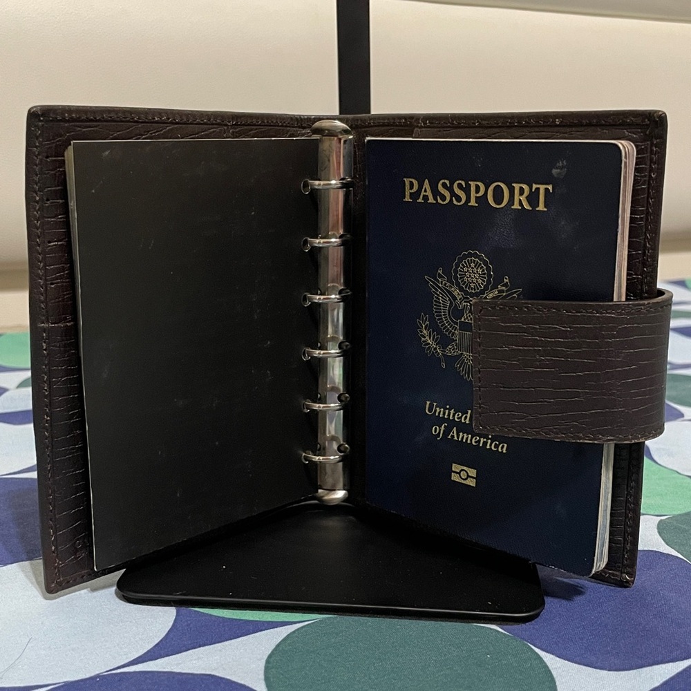 Gucci Sherry Line Agenda/Passport Holder - Picture 4 of 14